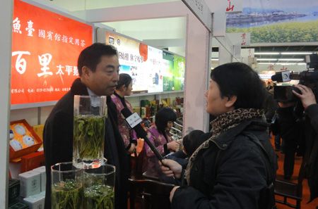 六百里茶業(yè)總經理鄭中明接受媒體采訪.jpg